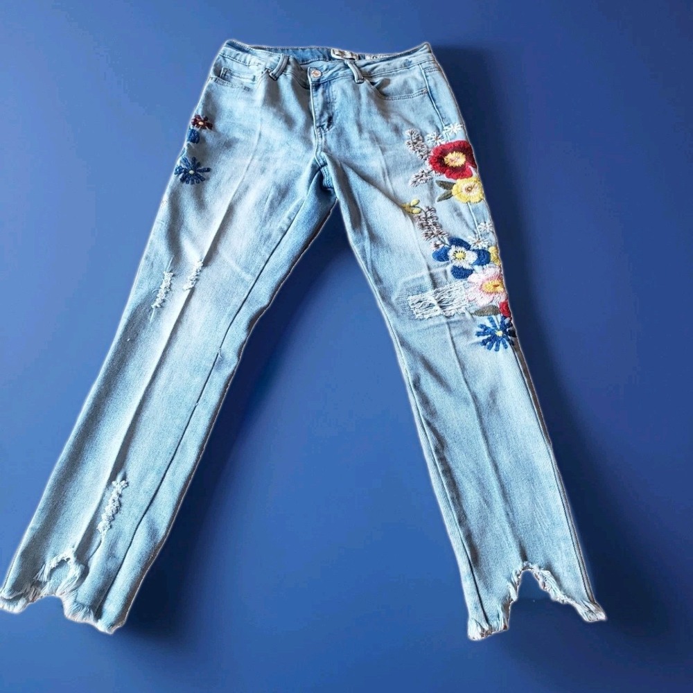 Indigo Reign Women's  Size 9 Stretch 31x28 Embroidered floral Frayed Ankle Jeans